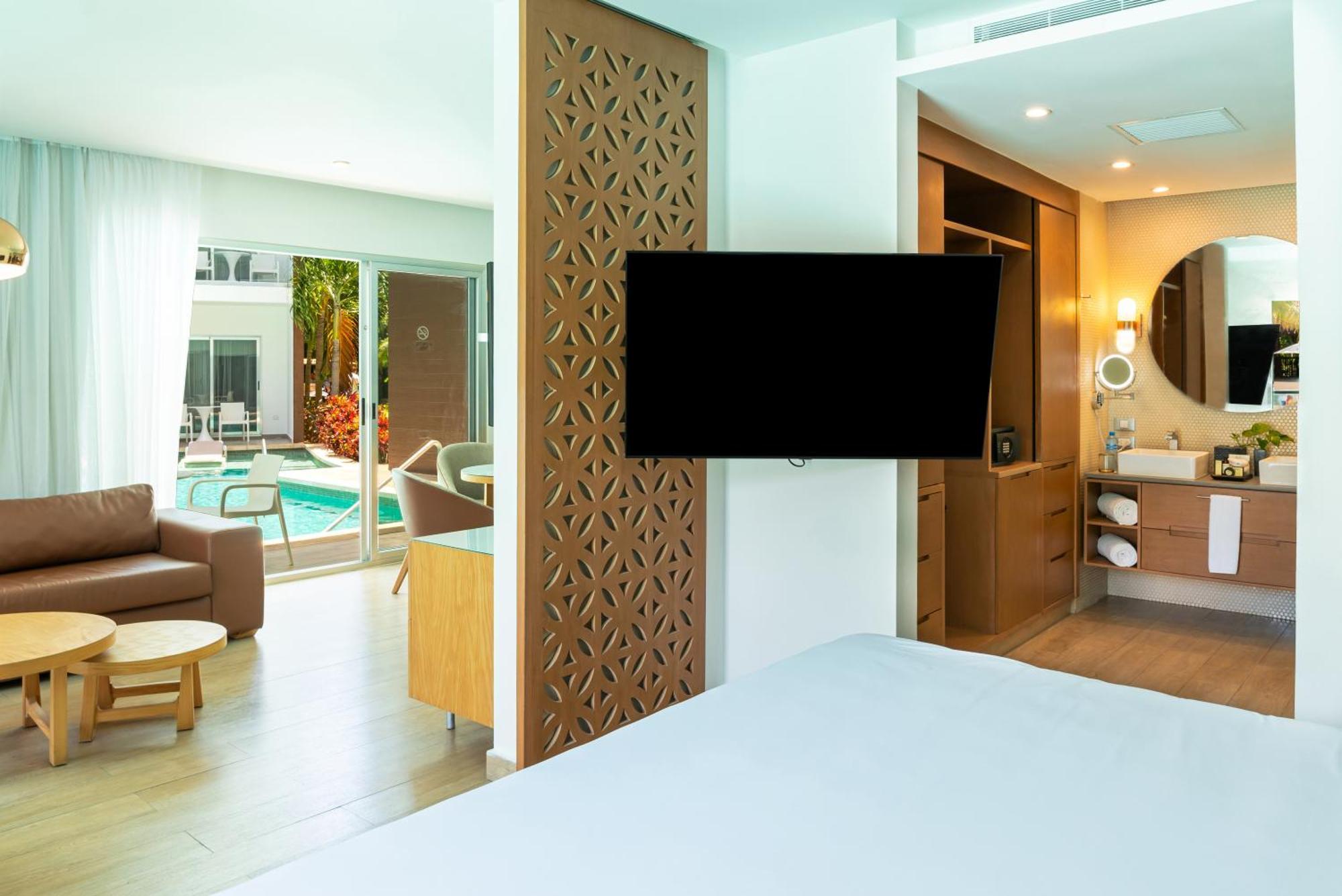 One Bedroom Suite Swim Up